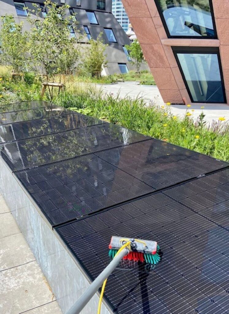 Schoonmaak van zonnepanelen - Totaalreinigen.nu